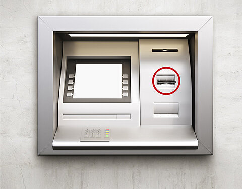 Ein zusätzliches Lesegerät vor dem eigentlichen Kartenschlitz Ein zusätzliches Lesegerät vor dem eigentlichen Kartenschlitz