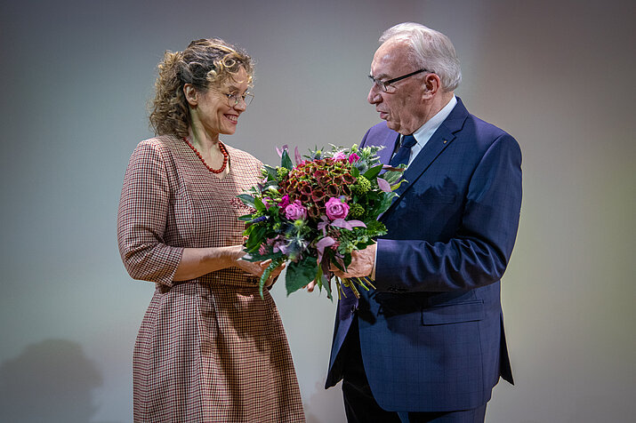 Stiftungsgründer Johann Philipps überreicht Jessika Lüning, Eventmanagerin bei G DATA, ein Dankeschön für die Organisation des Abends. Fotos: G DATA / RDN M.Mucha