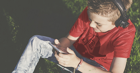 Mit G DATA wird der Browser kindersicher. Junge spielt am Smartphone